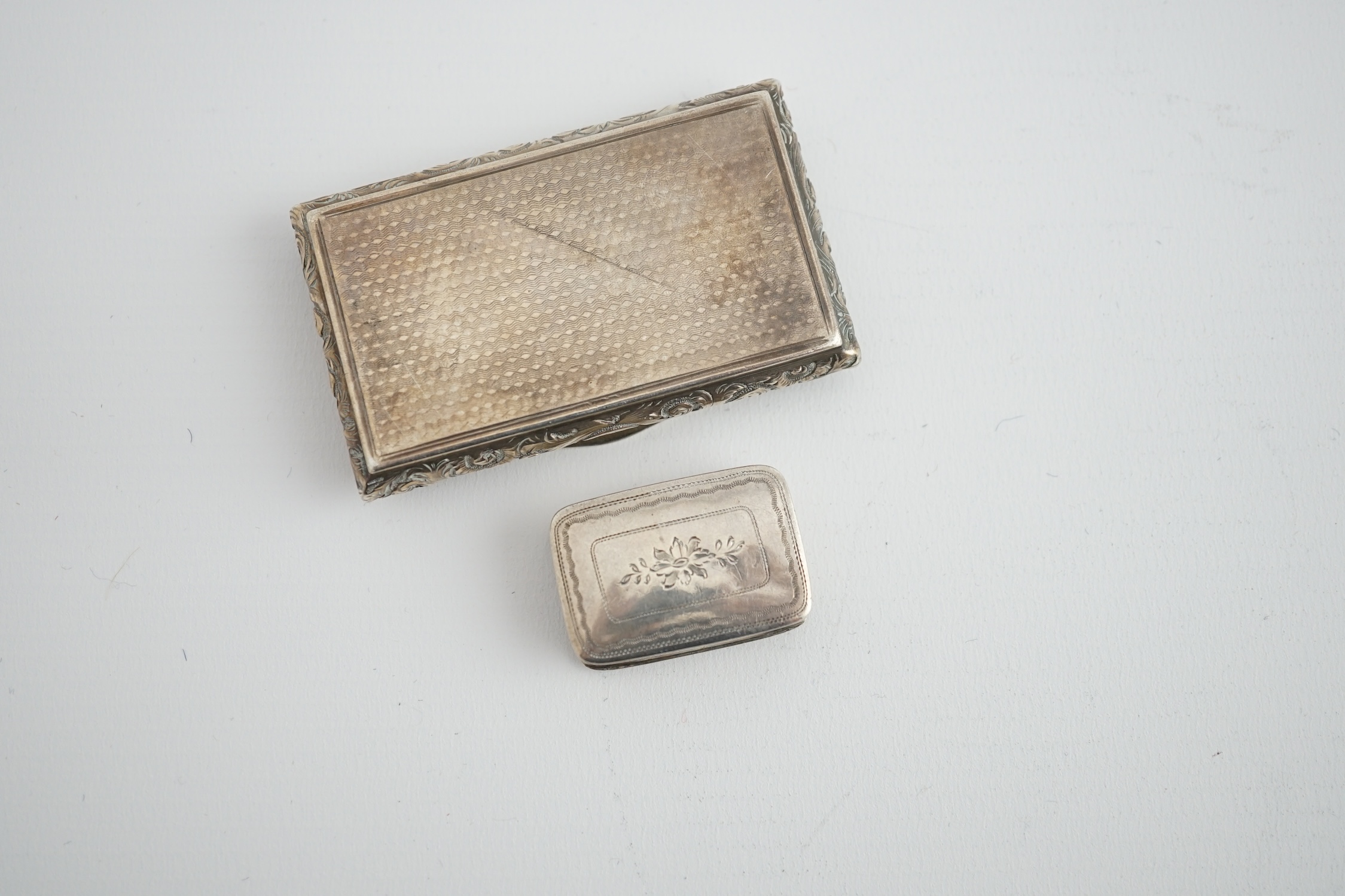 An early Victorian silver rectangular snuff box, by Neustadt & Barnett, Birmingham, 1840, 69mm, together with a George IV silver vinaigrette by Joseph Wilmore